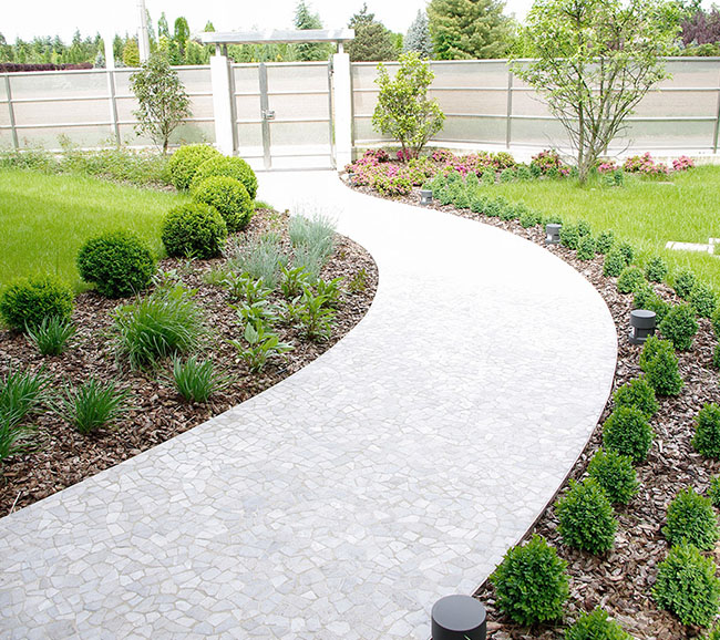 Via ciottolata di un giardino